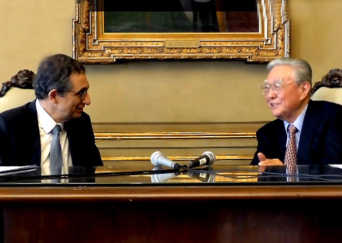 Fotografia da entrevista com o entrevistado Kazuo Watanabe e seu entrevistador Carlos Alberto Salles.